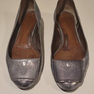 Elie Tahari Size 8 Metallic Flats